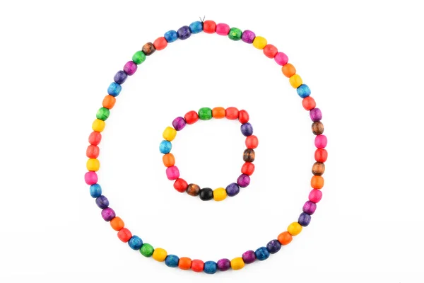 Collier de perles en bois coloré et bracelet isolé sur blanc — Photo