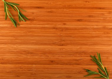 Ahşap bambu kesme tahtası ile biberiye yaprakları