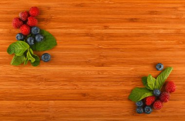 Yaban mersini, ahududu ve nane ile tahta kesme c bırakır