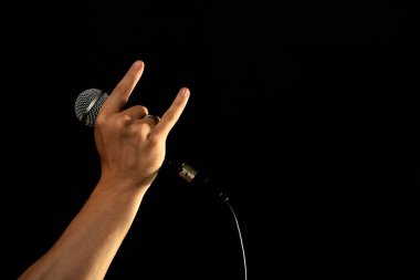 El üstünde siyah izole mikrofon ve şeytan boynuzu ile