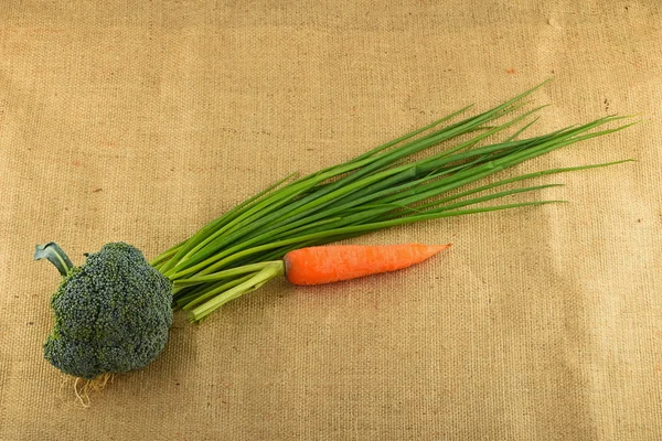 Vegetais artesanais de verão e verduras na tela — Fotografia de Stock