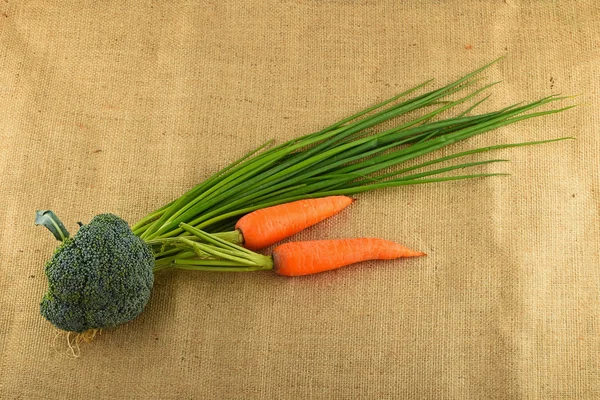 Vegetais artesanais de verão e verduras na tela — Fotografia de Stock