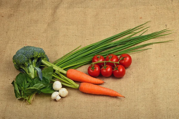 Vegetais artesanais de verão e verduras na tela — Fotografia de Stock