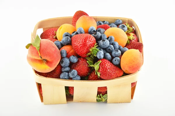 Erdbeeren, Aprikosen, Blaubeeren, Pfirsich im Korb isoliert auf — Stockfoto