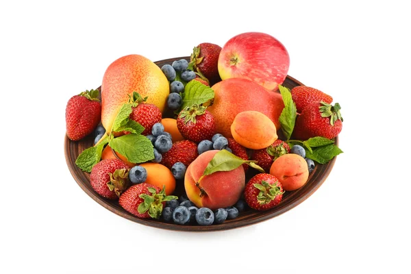 Früchte und Beeren mischen sich in Keramikteller isoliert auf weiß — Stockfoto