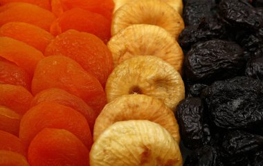 Çeşitli meyvelerin, eriklerin, kayısıların, incirlerin, yüksek açılı görüntülerin arkaplan modelini kapat