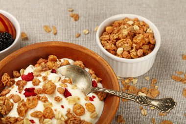Müsli granola kahvaltısını yoğurt, meyve ve böğürtlen ve yüksek açılı manzarayla kapat.