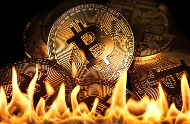 Ekonomik krizin, düşüşün ve kripto para piyasasının tehlikede olduğunun bir göstergesi olarak, kara arkaplan üzerinde yanan altın bitcoin madeni para yığınını kapat