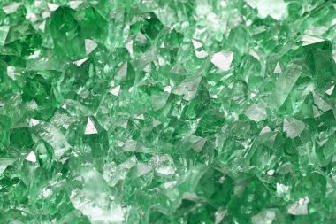 Zümrüt yeşil kuvars mineral kristalleri kümesi (kimyasal bileşim SiO2) arka plan dokusunu kapatın, yüksek açı görünümü