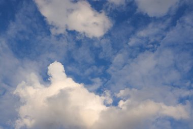 Yumuşak beyaz kümülüs bulutlarıyla dolu mavi gökyüzü, sakin, açık alan ve açık hava ideal arkaplanı özgürlük, doğa ve aydınlık yaz günleri temaları için