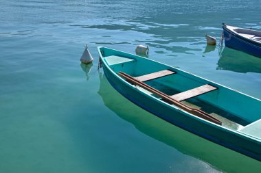 Boş zevk teknelerini turkuaz göl suyunda, yüksek açılı manzarada, Annecy, Fransa 'da güneşli bir günde kapatıyoruz.