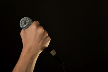 Erkek el siyah izole mikrofon ile