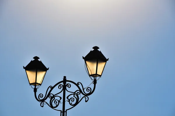 Calle antigua doble poste de la lámpara y cielo azul — Foto de Stock