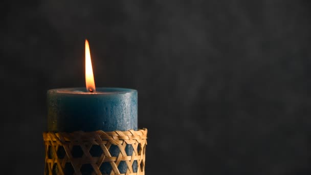 Blaue Kerze zitternde Flamme mit grauem Hintergrund und ausgeblasen — Stockvideo