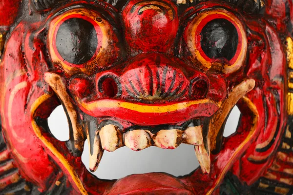 Asiatiska traditionella trä röd målad demon mask — Stockfoto