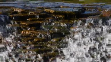 Brook su akışı küçük yarık ile