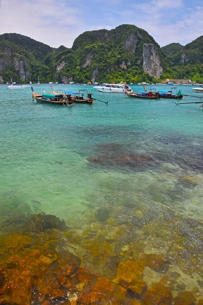 天堂热带石头海与船湾 — 图库照片