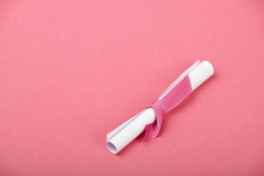 Pembe bir arka plan üzerinde bir beyaz kağıt kaydırma mesaj