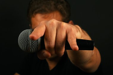 El mikrofon ve şeytan boynuzu siyah ile