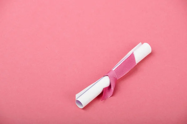 Uma mensagem de pergaminho de papel branco no fundo rosa — Fotografia de Stock