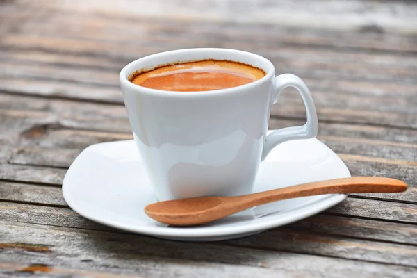Uma xícara cheia de café expresso na mesa de bambu — Fotografia de Stock