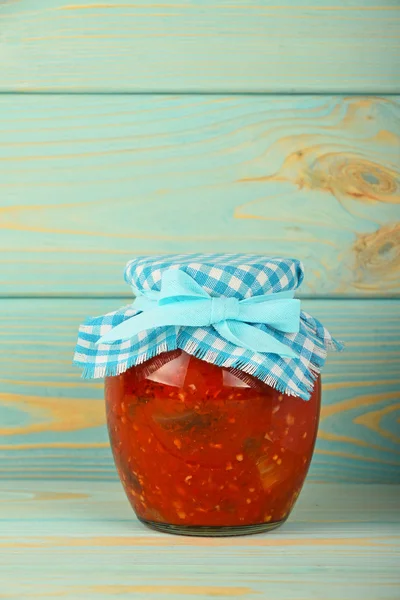 Un vaso di vetro d'insalata di pepe messa sotto aceto a legno azzurro — Foto Stock