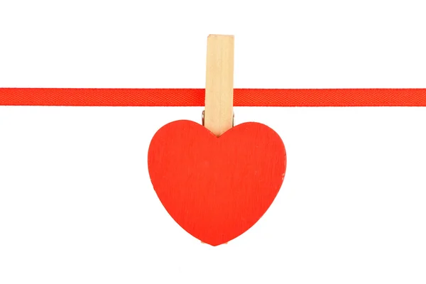 Czerwone serce drewniane na wstążce na białym tle — Zdjęcie stockowe