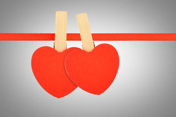 Два червоних серця на стрічці над сірим шумом — стокове фото