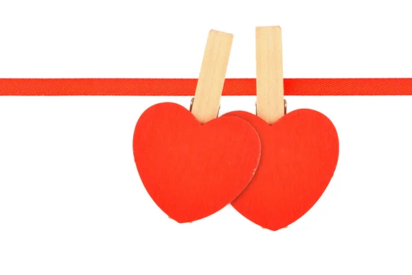 Два красных сердца на ленте, изолированных на белом — стоковое фото