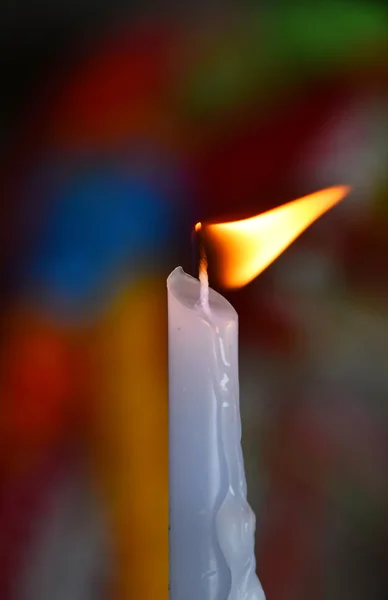 Flamme de bougie de fusion blanche dans le temple ou l'église — Photo