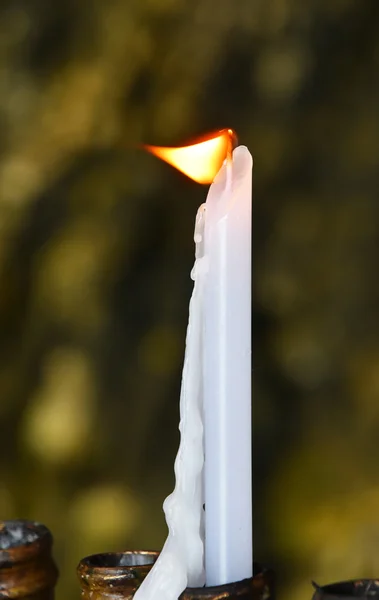 Flamme de bougie de fusion blanche dans le temple ou l'église — Photo