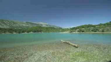 Bir göl yüzey üzerinde kayar