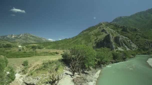 Vista panorámica de un valle con río — Vídeos de Stock