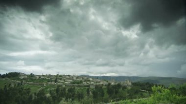 Dağlarda kale ile bulutlar şehirde Timelapse