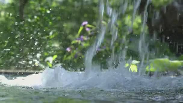 Close-up waterval water spatten — Stockvideo