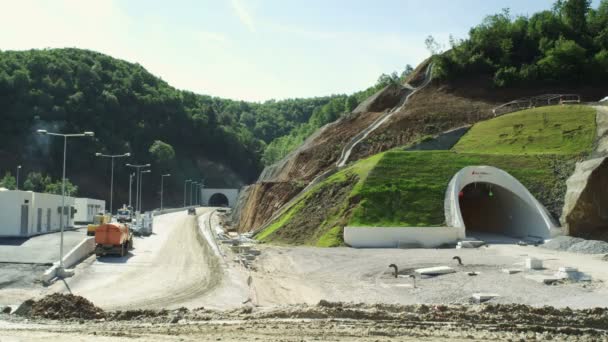 Construcción de una nueva carretera junto al túnel — Vídeos de Stock