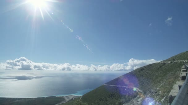 Vista panorâmica de uma bela costa com sol — Vídeo de Stock