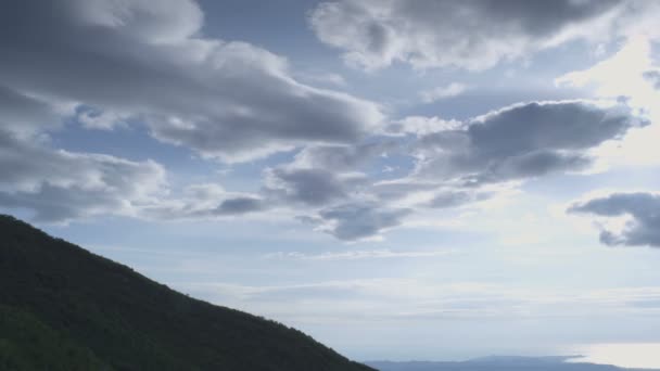 ด้านบนภูเขาที่มีท้องฟ้าเมฆ — วีดีโอสต็อก
