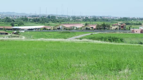 Vista del pueblo desde un césped — Vídeo de stock