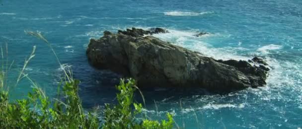 Salpicos de água na rocha — Vídeo de Stock