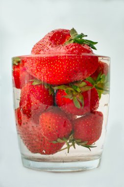 Sulu bir bardakta çilek.