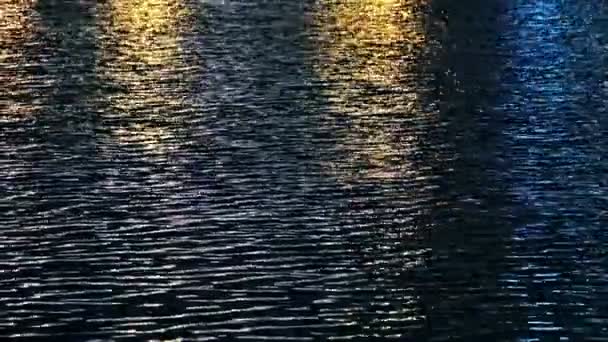 Reflejado en el agua de la noche . — Vídeos de Stock