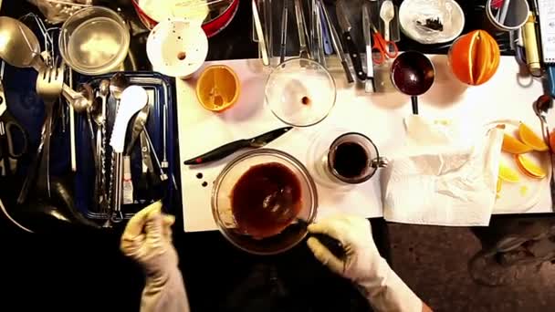 Estilista de alimentos no set, preparando um chocolate especial — Vídeo de Stock