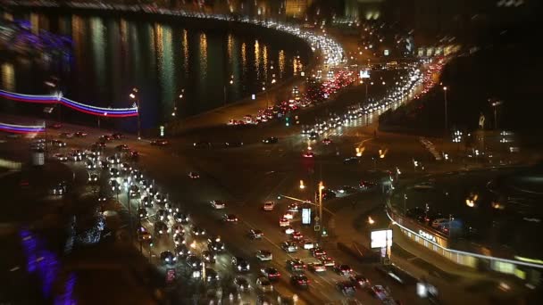 Forgalom a városban éjszaka. — Stock videók