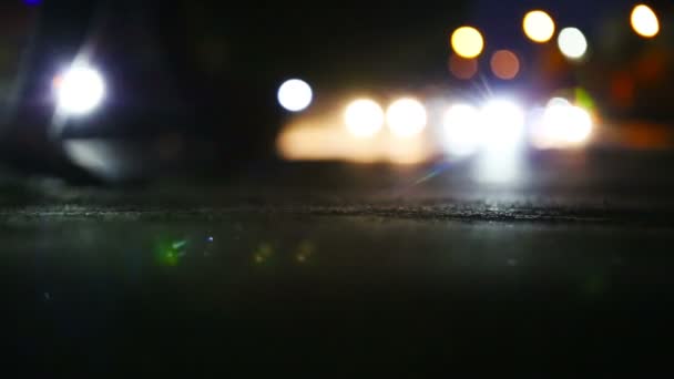Trafik i natten staden. — Stockvideo