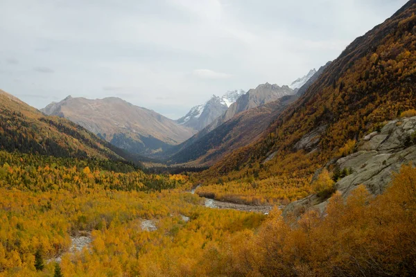 Rusya ve Kafkasya dağları sonbahar manzarası