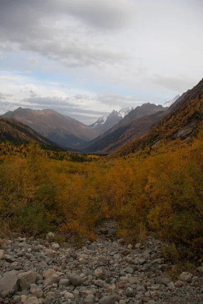 Rusya ve Kafkasya dağları sonbahar manzarası