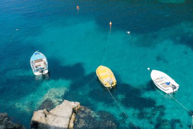 Turkuaz denizde yüzen tekneler. Yukarıdan alınan yaz konsepti.