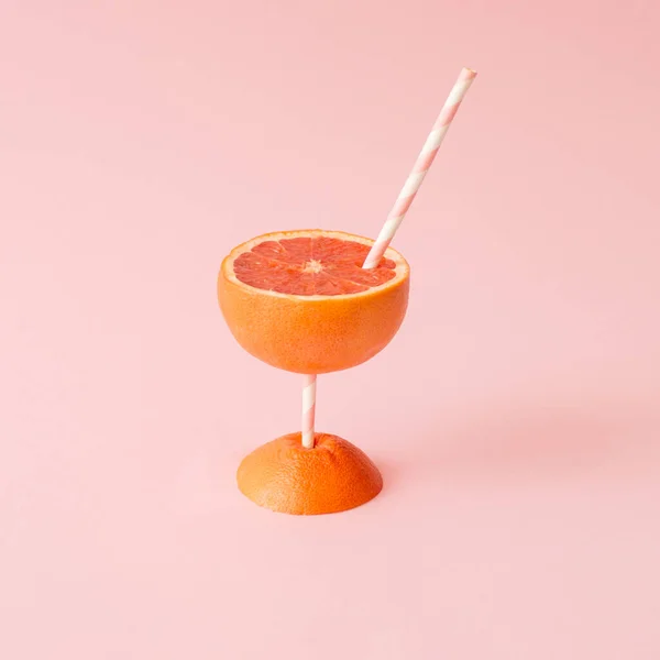 柚子半圆形 呈鸡尾酒杯状 衬托着柔和的粉色背景 夏季水果饮品提神概念 — 图库照片