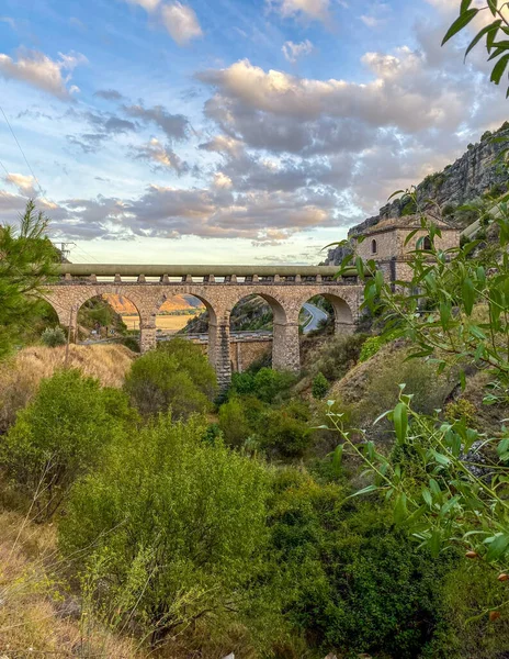 Antigo Aqueduto Atravessando Montanhas Campo Madrid Espanha — Fotografia de Stock